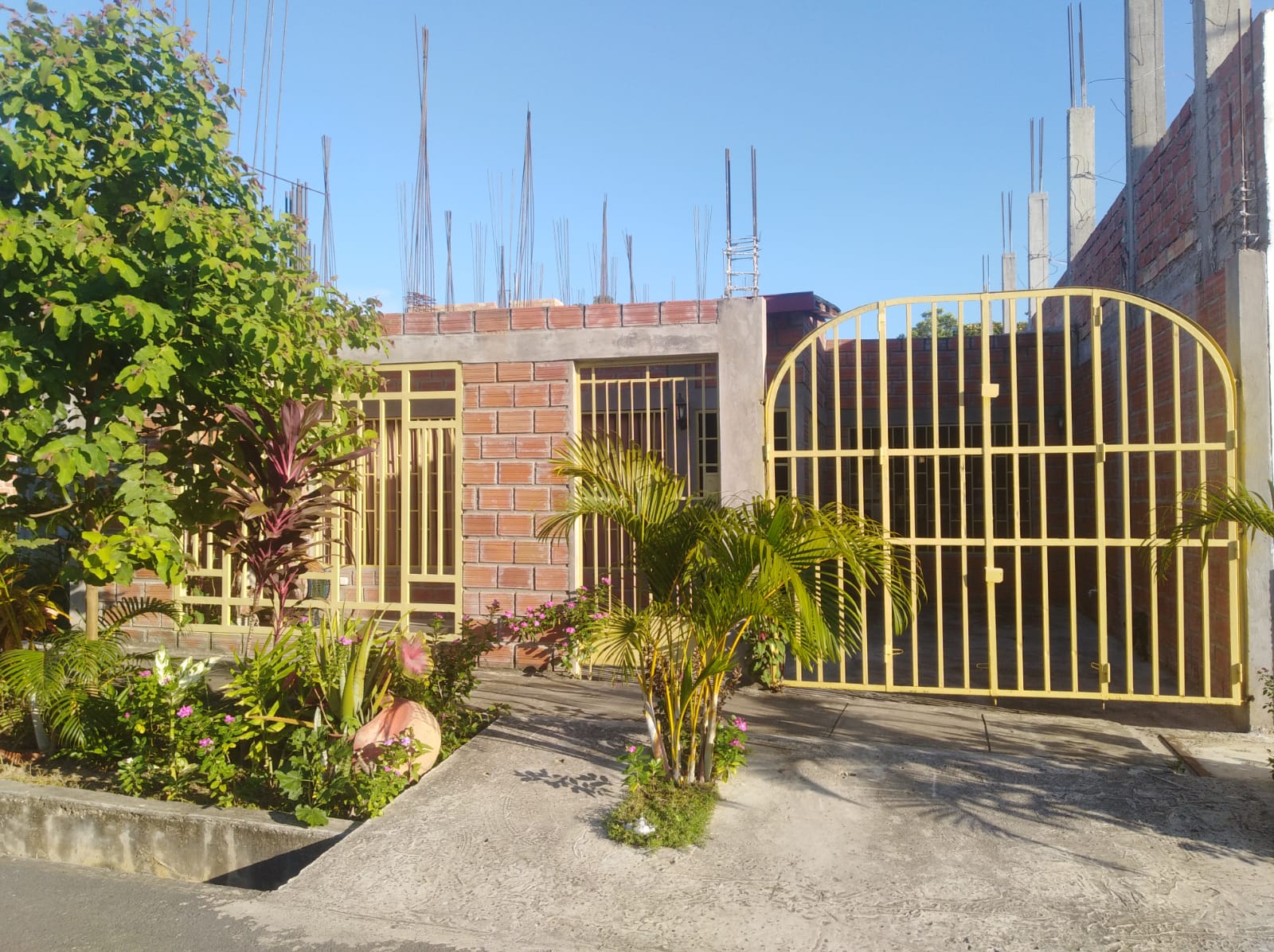 Casa familiar 1 piso en venta – 6 dormitorios + Cochera. Cerca a Aeropuerto